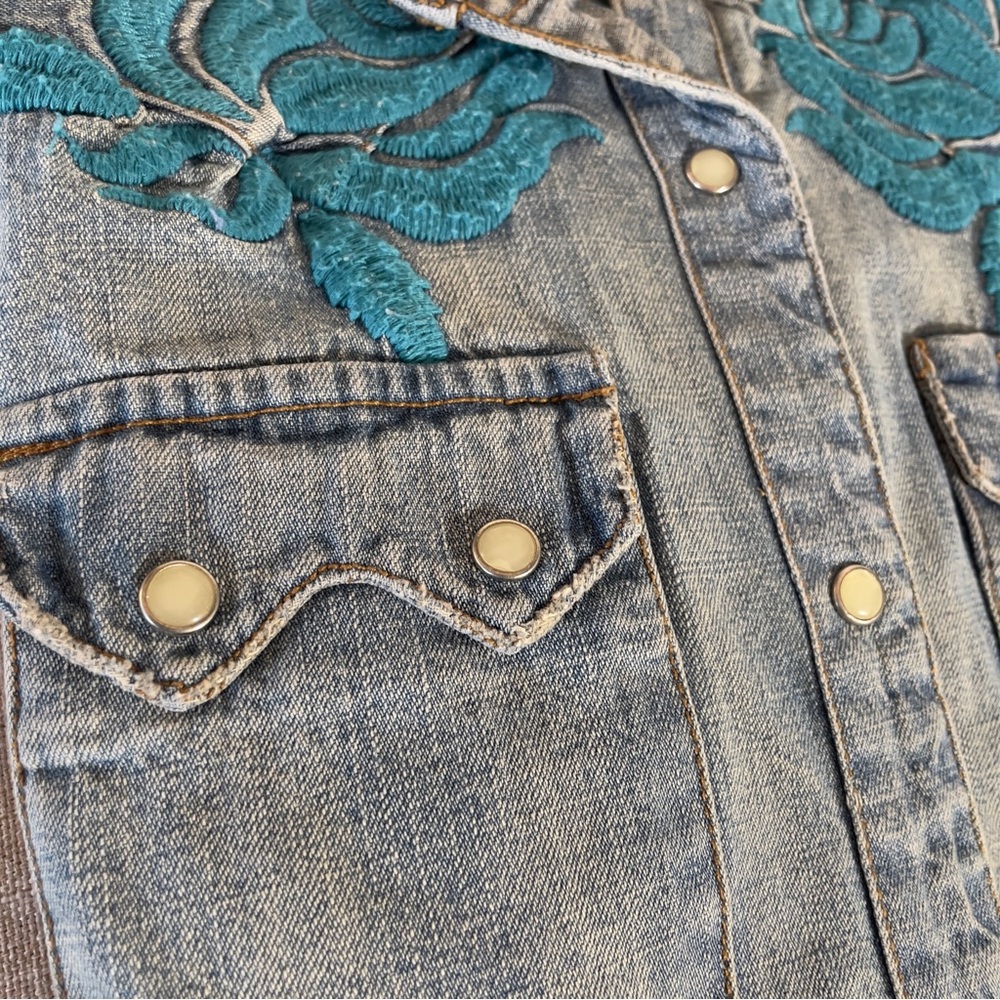Vintage Western Denim Blue Floral Embroidered Denim Shirt - Cowgirl Chic! 🌸🤠- Picture 4 of 16
